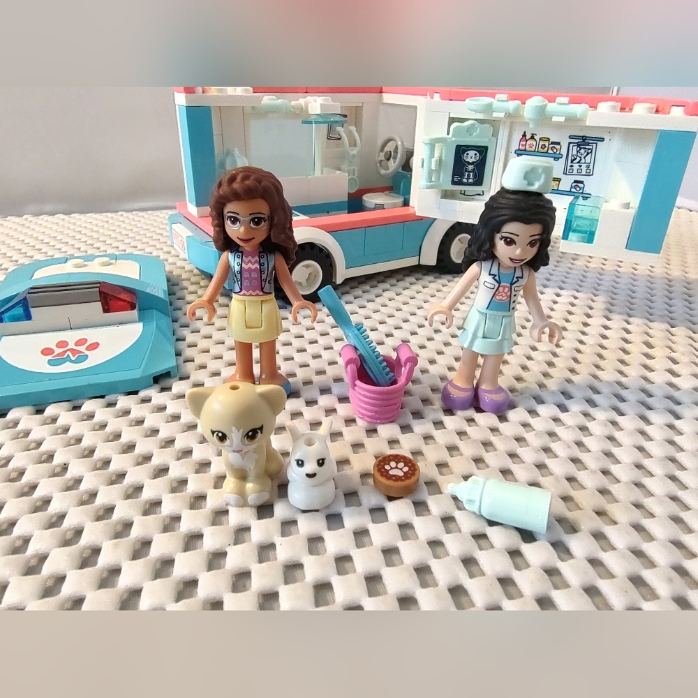 LEGO Friends Vet Clinic Ambulance 41445 Ambulance Only with Mini-Dolls - Picture 2 of 8